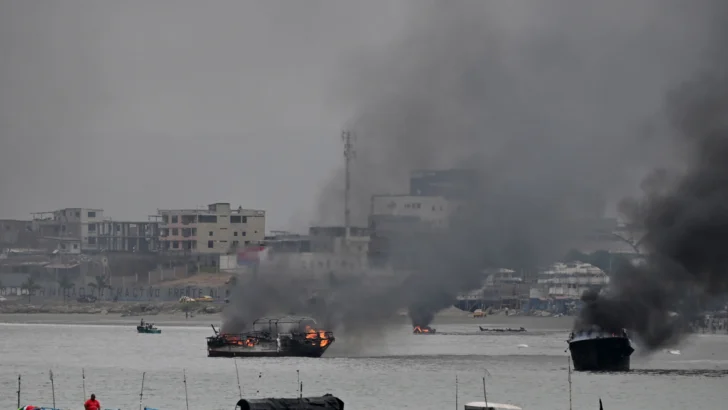 35 embarcaciones afectadas por incendio en puerto ecuatoriano de Manta 35 embarcaciones afectadas por incendio en puerto ecuatoriano de Manta