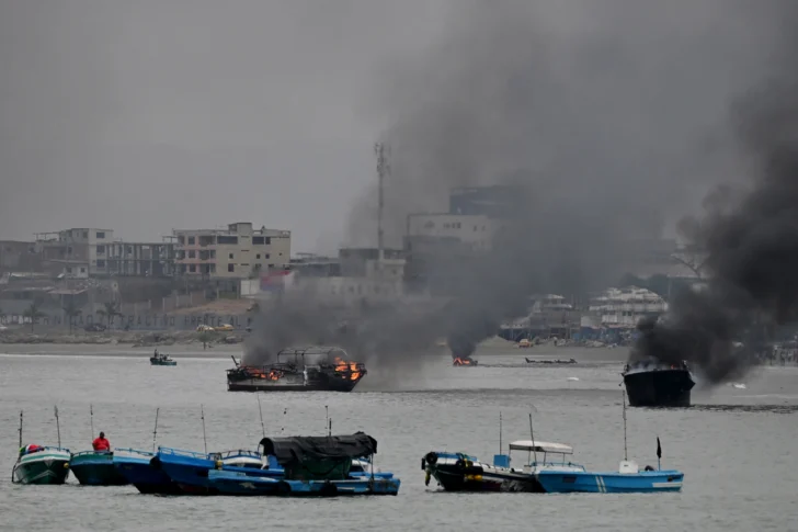 35 embarcaciones afectadas por incendio en puerto ecuatoriano de Manta