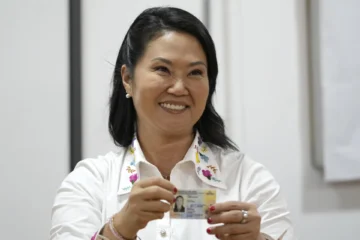 La candidata Keiko Fujimori vota en la segunda vuelta de Perú entre muestras de apoyo de seguidores