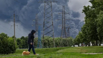 El ataque a una refinería en Moscú acerca la guerra de Rusia contra Ucrania a territorio ruso