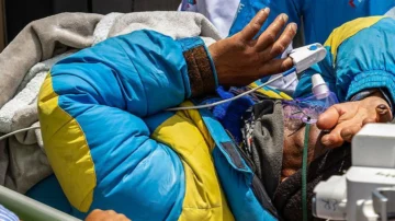 Comiendo chocolate y masticando hielo: el guía dado por muerto en el Everest relató a la BBC cómo sobrevivió seis días en la montaña más alta del mundo