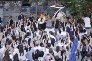 Medio millón de personas acude a la vigilia del papa en la plaza de Lima de Madrid Medio millón de personas acude a la vigilia del papa en la plaza de Lima de Madrid