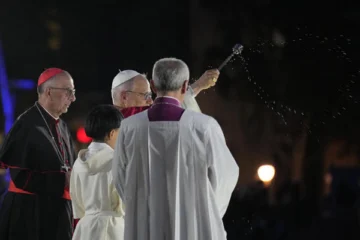 El papa bendice la Torre de Jesús de la Sagrada Familia, obra del 