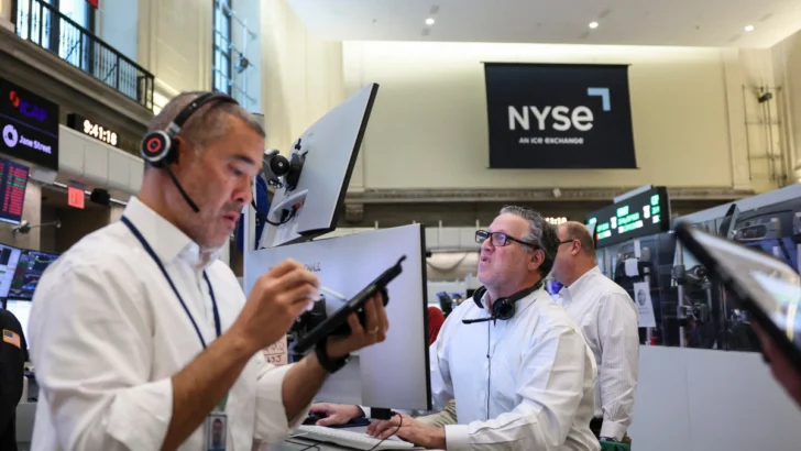 Wall Street cierra en rojo y el Nasdaq se desploma tras semana de récords