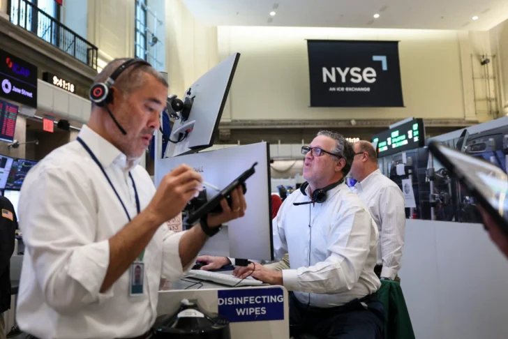 Wall Street cierra en rojo y el Nasdaq se desploma tras semana de récords
