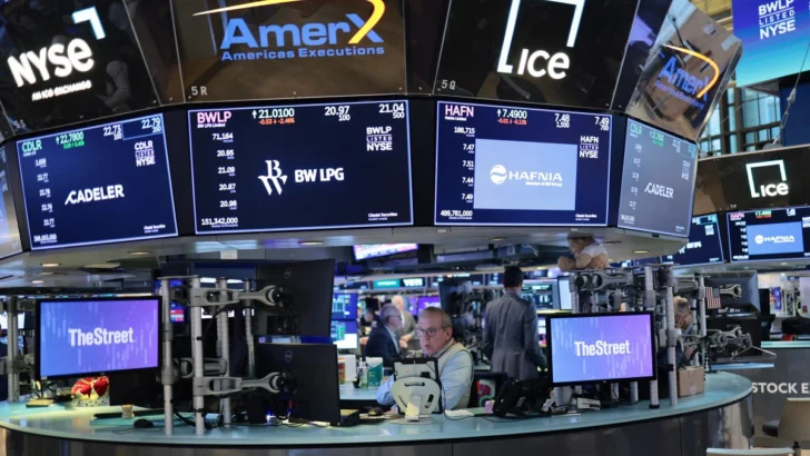 Wall Street cierra en zona mixta, con caídas en empresas de tecnología y pendiente del petróleo