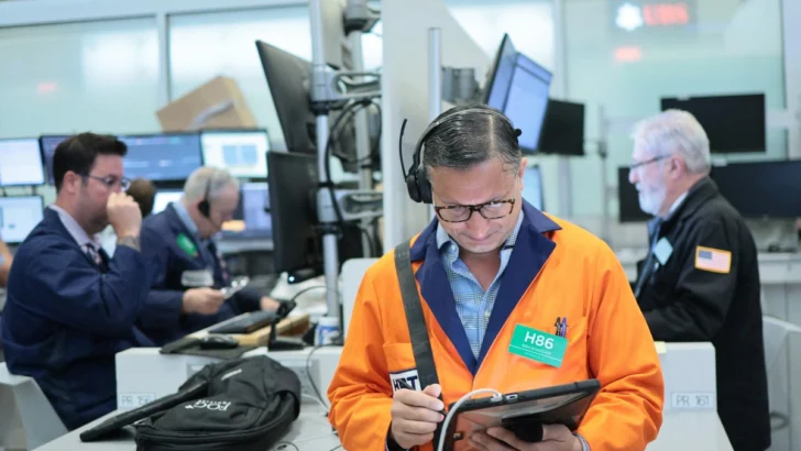Wall Street cierra a la baja por ola de ventas en el sector tecnológico