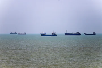 Irán anuncia cierre del estrecho de Ormuz en respuesta a los ataques de Israel en Líbano