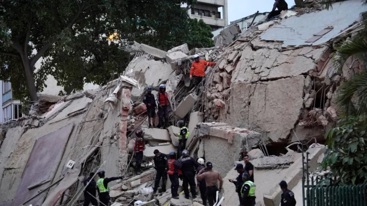 Edificios destruidos, heridos y pánico por dos fuertes sismos en Venezuela