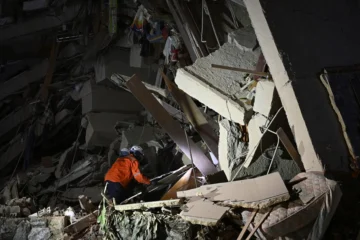 A gritos, venezolanos buscan a los suyos entre los escombros de edificios