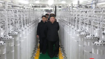 Kim Jong-un revela planta de combustible nuclear y advierte que reforzará su arsenal de disuasión
