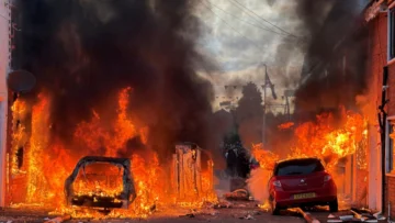 En imágenes: fuego, heridos y detenidos, secretario de Estado denuncia vandalismo racista en protestas de Belfast