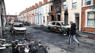 Los disturbios antiinmigrantes en Belfast muestran el largo legado de la violencia sectaria