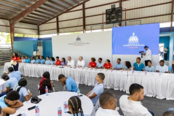 Abinader promete intervenir escuelas en Independencia y anuncia licitación de la carretera Duvergé-Pedernales