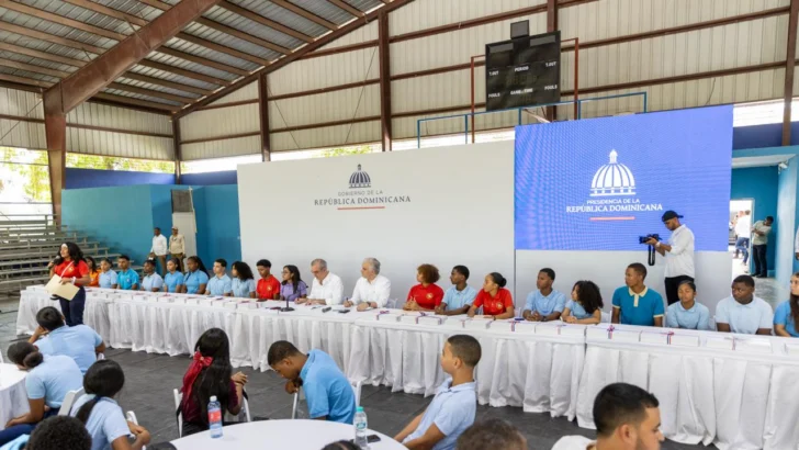 Abinader promete intervenir escuelas en Independencia y anuncia licitación de la carretera Duvergé-Pedernales