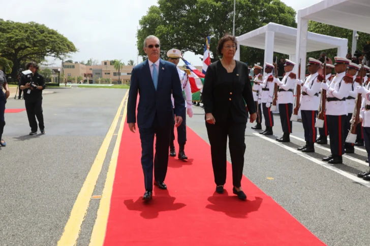 Abinader-recibe-a-su-homologa-de-Surinam-Jennifer-Geerlings-Simons-en-visita-oficial-1-728x485