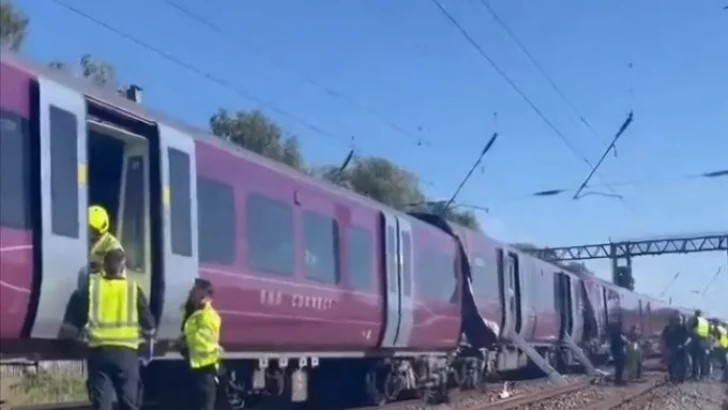 Al menos un muerto y múltiples heridos tras colisión de dos trenes en Bedford, Inglaterra Al menos un muerto y múltiples heridos tras colisión de dos trenes en Bedford, Inglaterra