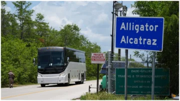 ICE traslada a inmigrantes de 'Alligator Alcatraz' ante el riesgo de huracán