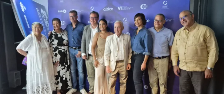 Amigos-artistas-y-periodistas-junto-a-Milvio-Perez-tras-la-proyeccion-de-su-documental-en-el-VI-Festival-Fine-Arts-Hecho-en-RD-2026-728x305