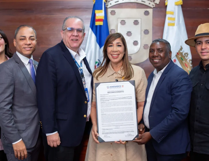 Ayuntamiento de Santiago declara a la periodista Grisbel Medina hija adoptiva del municipio