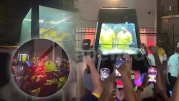De la Espriella encabeza caravana en Barranquilla desde vehículo con cabina blindada
