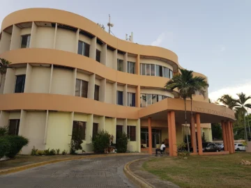 Colegio de Periodistas denuncia empresas de viceministro y cementera intentan apoderarse de sus terrenos