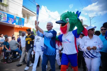 Santo Domingo 2026: antorcha culmina su recorrido por el Cibao con recibimiento a pedales y a caballo en Cotuí Santo Domingo 2026: antorcha culmina su recorrido por el Cibao con recibimiento a pedales y a caballo en Cotuí