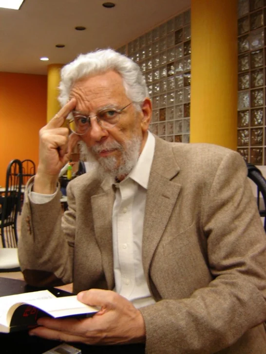 Enrique-Dussel-fue-el-fundador-de-la-Filosofia-de-la-liberacion-y-uno-de-los-filosofos-mas-influyentes-de-los-siglos-XX-y-XXI.-jpeg-546x728