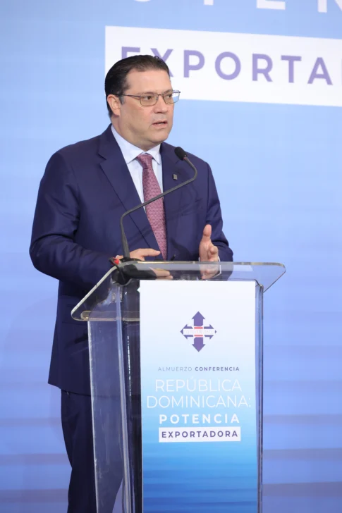 Foto-3-El-ministro-Yayo-Sanz-Lovaton-expone-en-el-almuerzo-conferencia-485x728