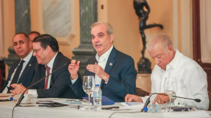 Abinader recibe a comerciantes que advierten otro aumento en combustibles será 'inmanejable'