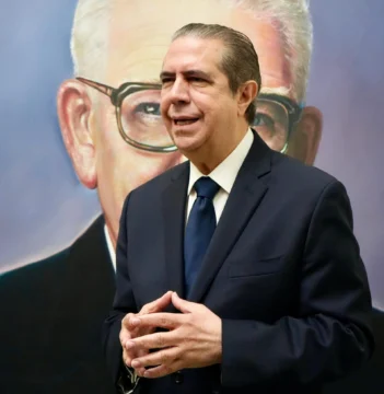 Francisco Javier García considera que el país está preparado para elegir una mujer presidenta