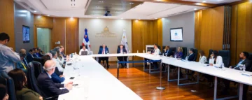 Gobierno consultó a empresarios, sindicatos y líderes políticos antes de anunciar paquete económico Gobierno consultó a empresarios, sindicatos y líderes políticos antes de anunciar paquete económico