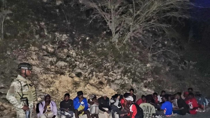 Operativo militar deja 157 indocumentados detenidos en la frontera; comandante general inspecciona la zona suroest