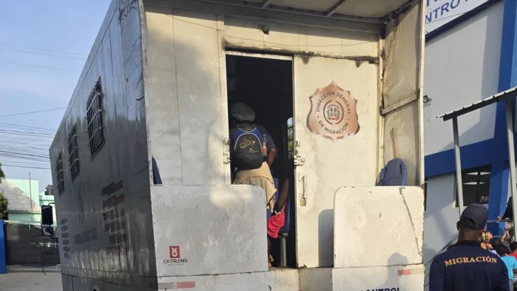 Migración cancela y somete a dos agentes por presunto tráfico ilícito de migrantes haitianos Migración cancela y somete a dos agentes por presunto tráfico ilícito de migrantes haitianos