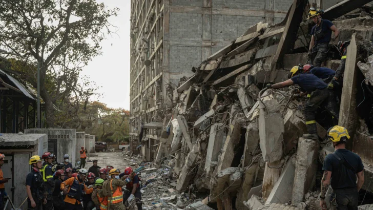 Un operativo de rescate de casi 23 horas aviva la esperanza en Venezuela tras terremoto