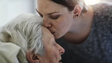 ¿Por qué algunos pacientes recuperan la lucidez antes de morir? Neuróloga dominicana explica el fenómeno