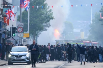 Manifestantes antimigración bloquean calles y queman vehículos tras apuñalamiento en Belfast, ciudad que ya se prepara para nuevos incidentes Manifestantes antimigración bloquean calles y queman vehículos tras apuñalamiento en Belfast, ciudad que ya se prepara para nuevos incidentes