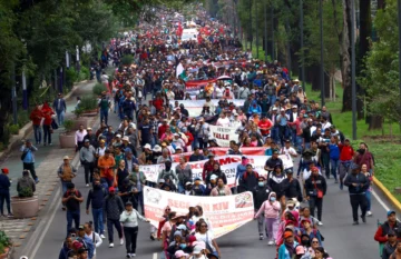 Miles de manifestantes bloquearon el acceso al estadio mundialista Azteca de México Miles de manifestantes bloquearon el acceso al estadio mundialista Azteca de México