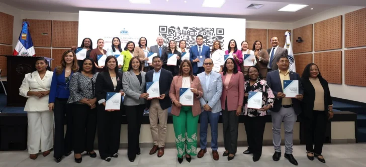 Ministerio de la Mujer entrega al Congreso guía para promover leyes con enfoque de igualdad