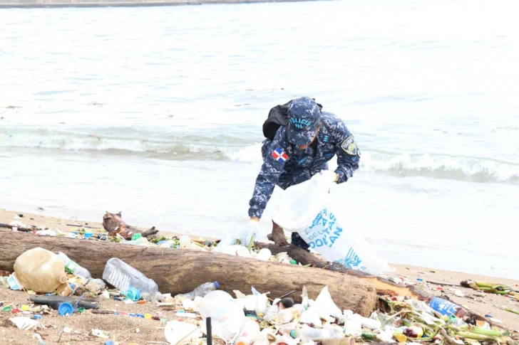 Policía limpia playa Montesinos y marca récord de recolección de residuos y desechos plásticos