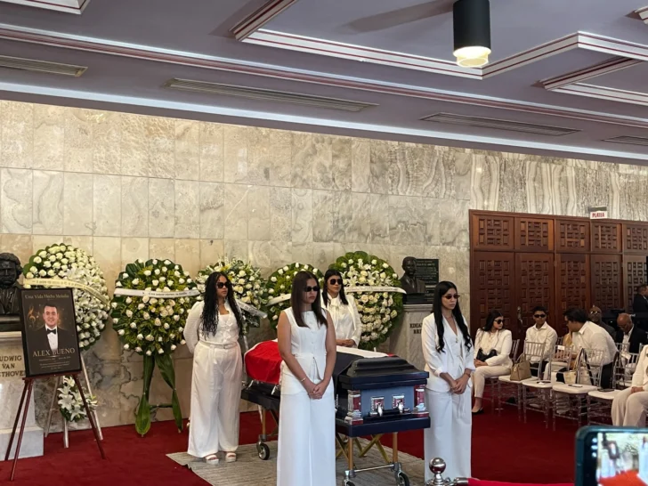 Roberto Ángel Salcedo defiende homenaje a Álex Bueno en el Teatro Nacional