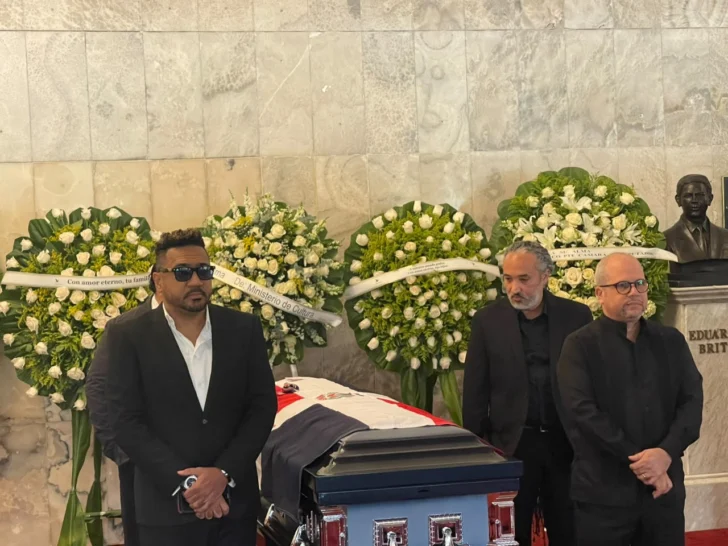Roberto Ángel Salcedo defiende homenaje a Álex Bueno en el Teatro Nacional