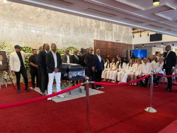 Roberto Ángel Salcedo defiende homenaje a Álex Bueno en el Teatro Nacional