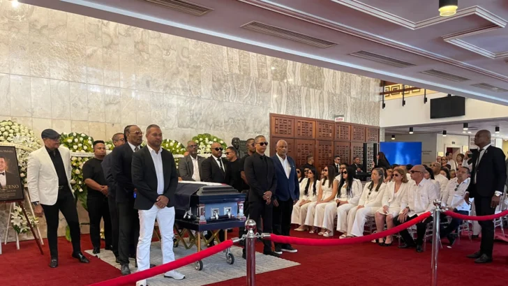 Roberto Ángel Salcedo defiende homenaje a Álex Bueno en el Teatro Nacional