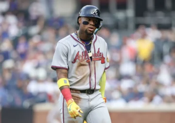 Acuña Jr. abandona el juego por aparente lesión y preocupa en Atlanta.