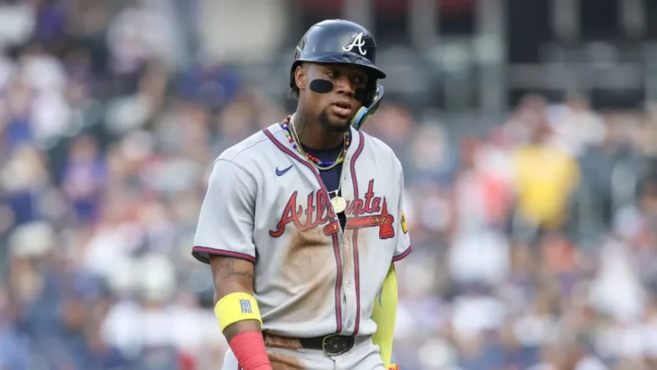 Acuña Jr. abandona el juego por aparente lesión y preocupa en Atlanta.