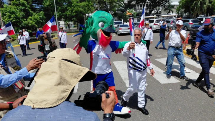  El director provincial de Deportes, Tony Peña, recibió la antorcha de mano de la mascota Colí, quien a su vez la entregó al alcalde Ulises Rodríguez. Foto: Máximo Laureano/Acento.com.do