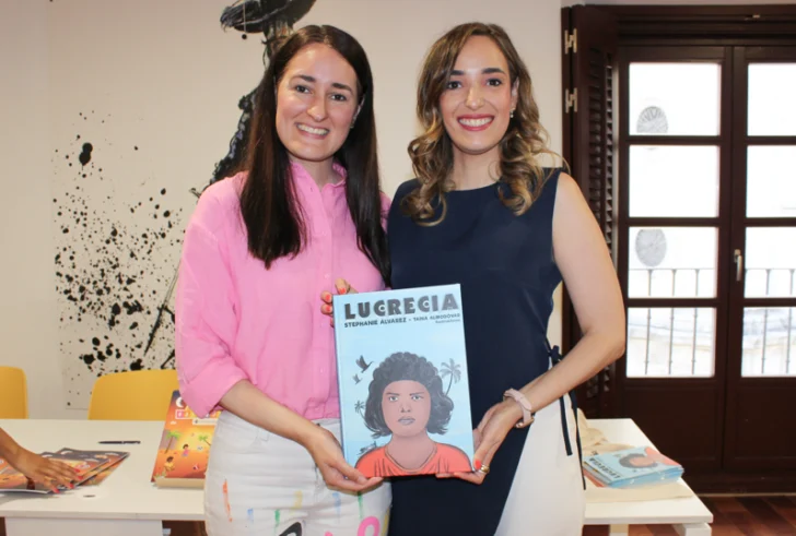 Sthepanie-Alvarez-entrega-ejemplar-de-Lucrecia-a-la-ilustradora-Taina-Almodovar-en-el-marco-de-la-Feria-de-Madrid.-Foto-suministrada-por-Patricia-Perez-728x491 Sthepanie-Alvarez-entrega-ejemplar-de-Lucrecia-a-la-ilustradora-Taina-Almodovar-en-el-marco-de-la-Feria-de-Madrid.-Foto-suministrada-por-Patricia-Perez-728x491