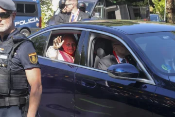 León XIV pide solidaridad con los migrantes y justicia en los casos de abuso en la Iglesia