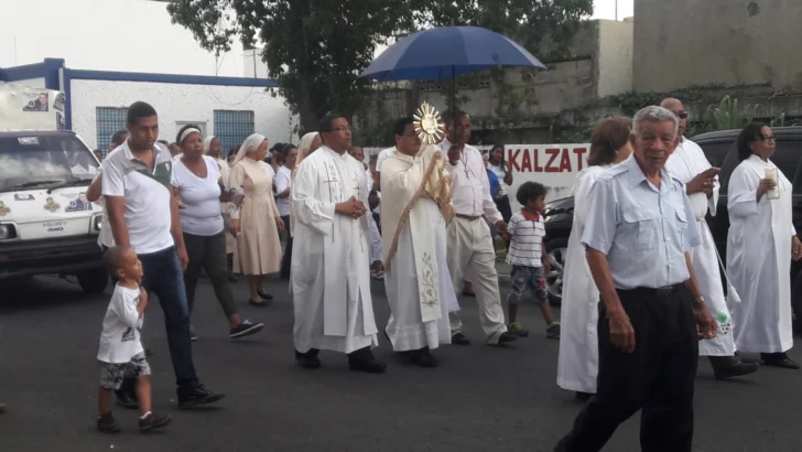 Corpus Christi en RD: la tradición que hoy volvió a mezclar fe, alfombras de flores y devoción popular